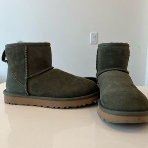 Forest Night (Olive Green) Short Uggs, Women’s Size 5